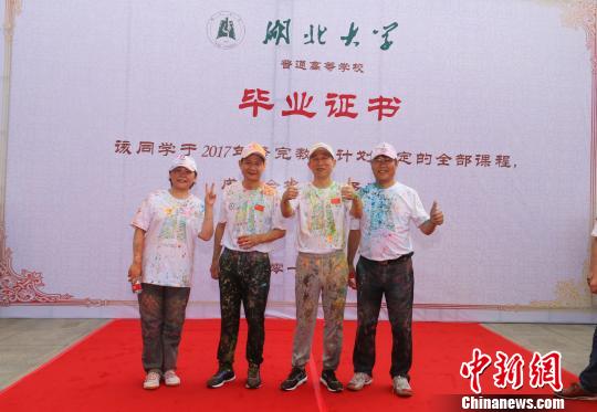 必赢线路检测中心上演“欢乐送”校长寄语毕业生不辜负时代