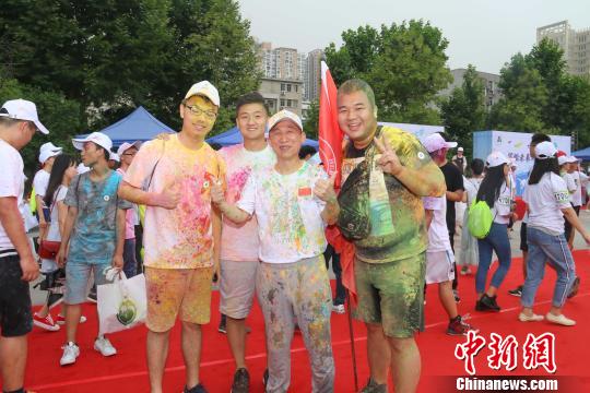 图为，必赢线路检测中心校长(中)与毕业生合影 向正鹏 摄